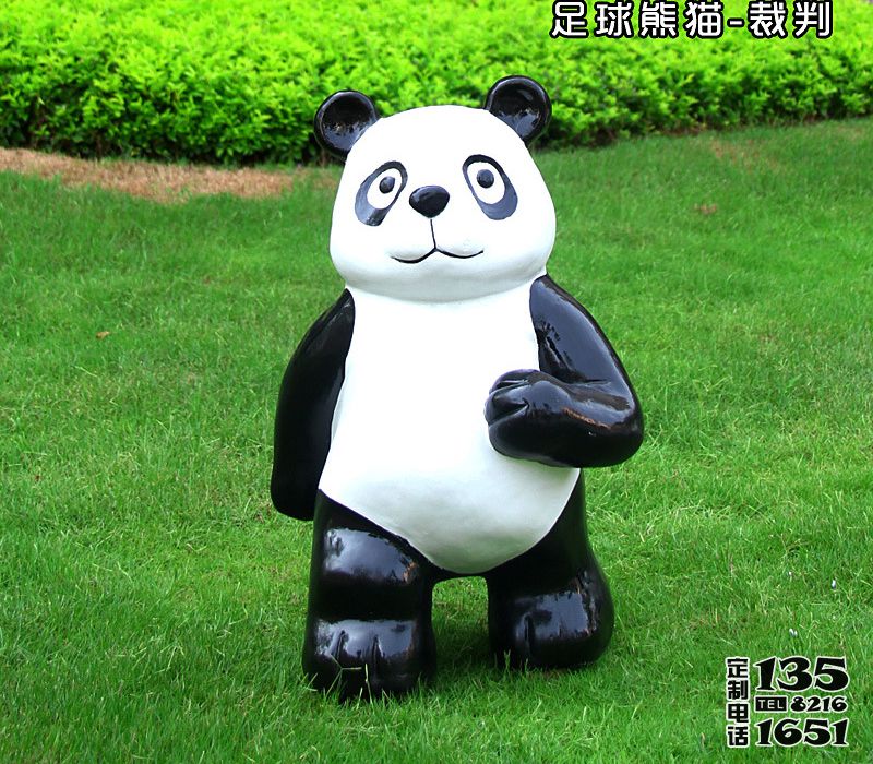 草坪上一只站立的玻璃鋼仿真動(dòng)物熊貓雕塑 草坪上一只站立的玻璃鋼仿真動(dòng)物熊貓雕塑